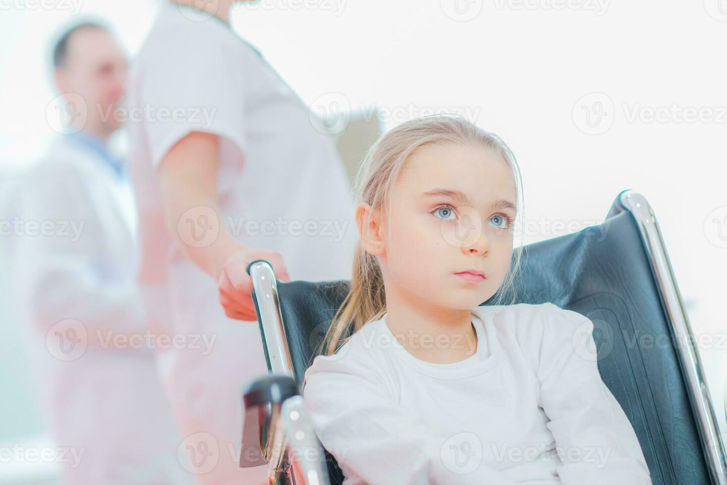 kaukasisch Mädchen auf das Rollstuhl foto