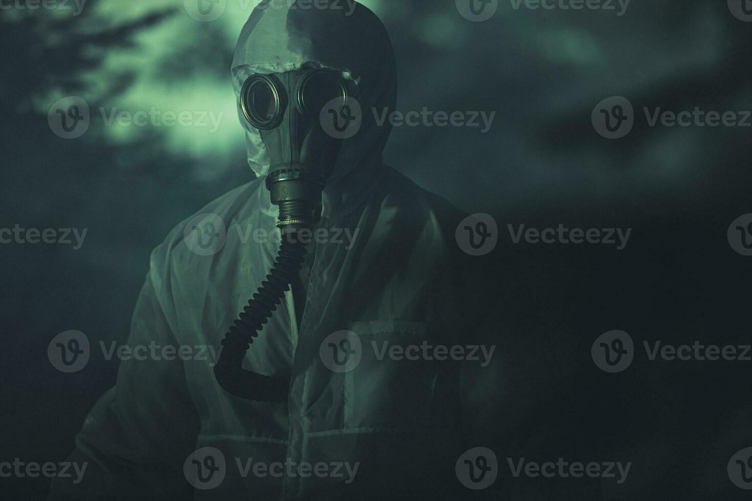 Hazmat passen und Gas Maske tragen Männer im Fernbedienung Platz Mission foto