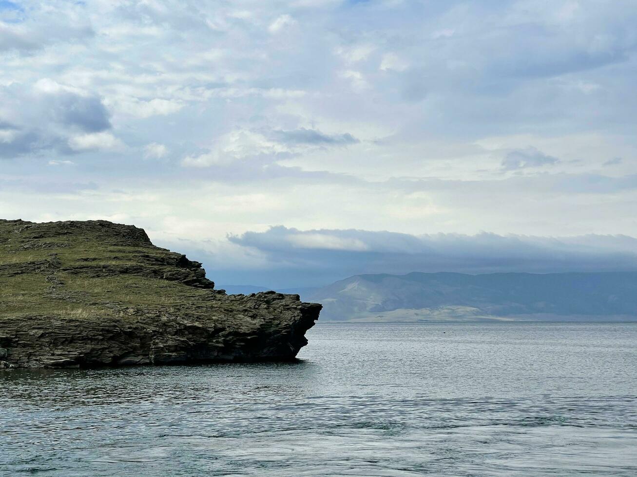 See Baikal im wolkig Tag, launisch Landschaft foto