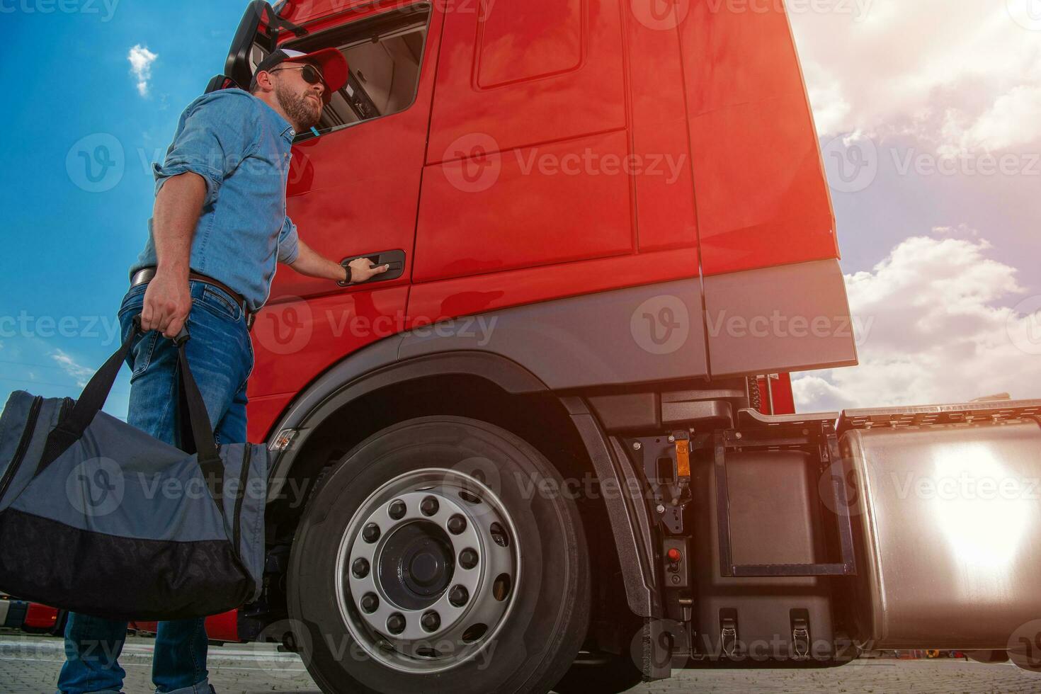 Halb LKW Mit Offenen Hauben- Und Maschinenreparaturen Stockbild