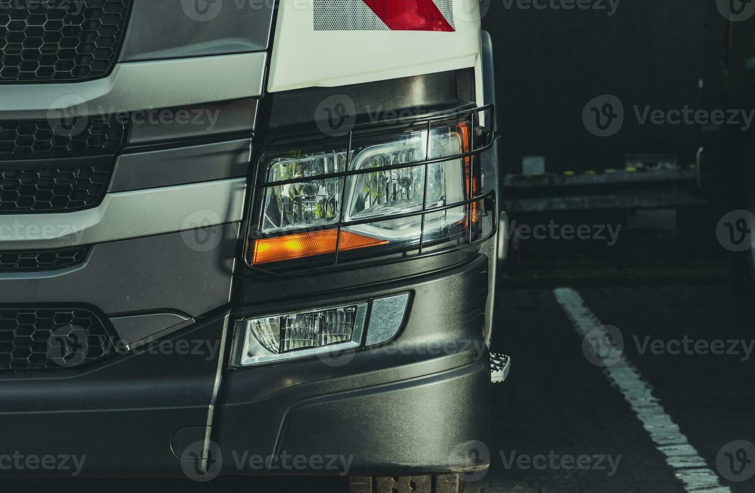 schützen LKW mit Scheinwerfer bewachen foto