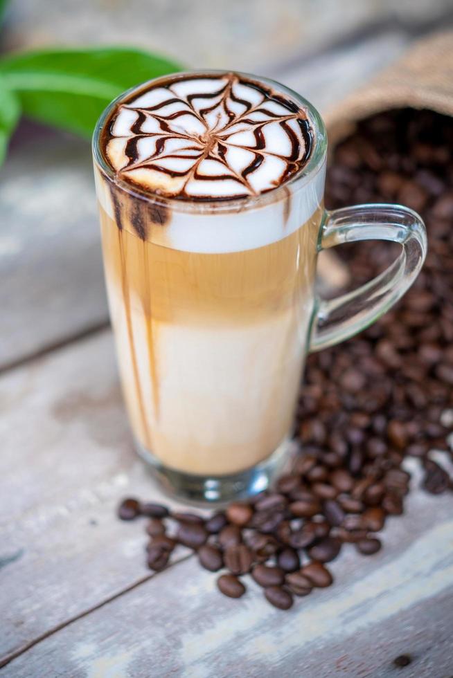 heißer Latte Macchiato Kaffee mit Schokoladensirupkunst foto