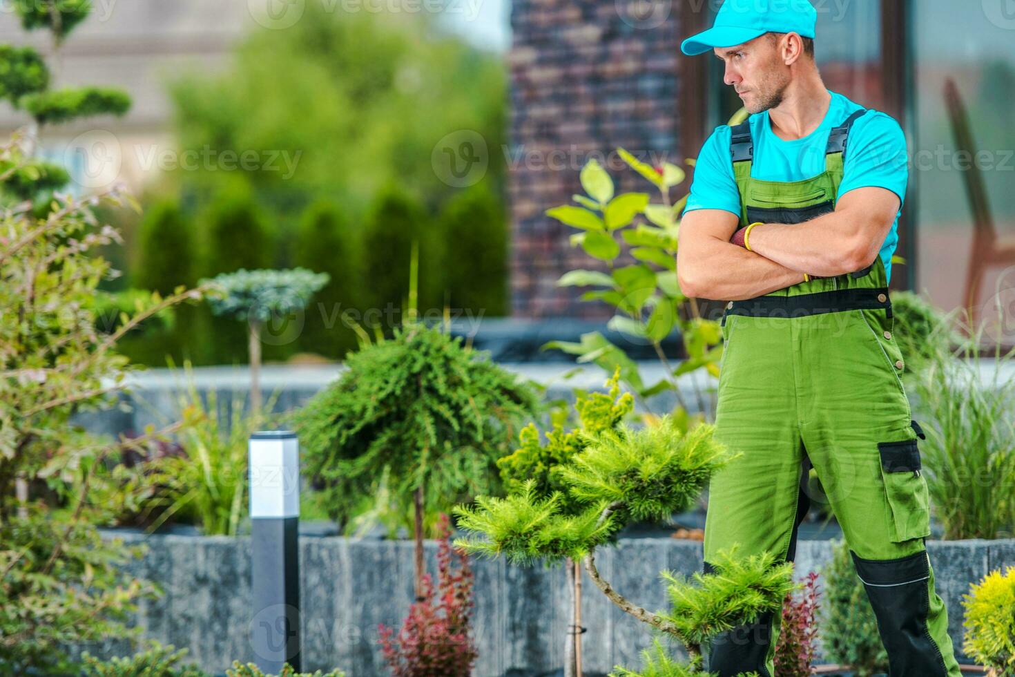 Fachmann Landschaftsgestalter stolz Stehen im das Garten foto