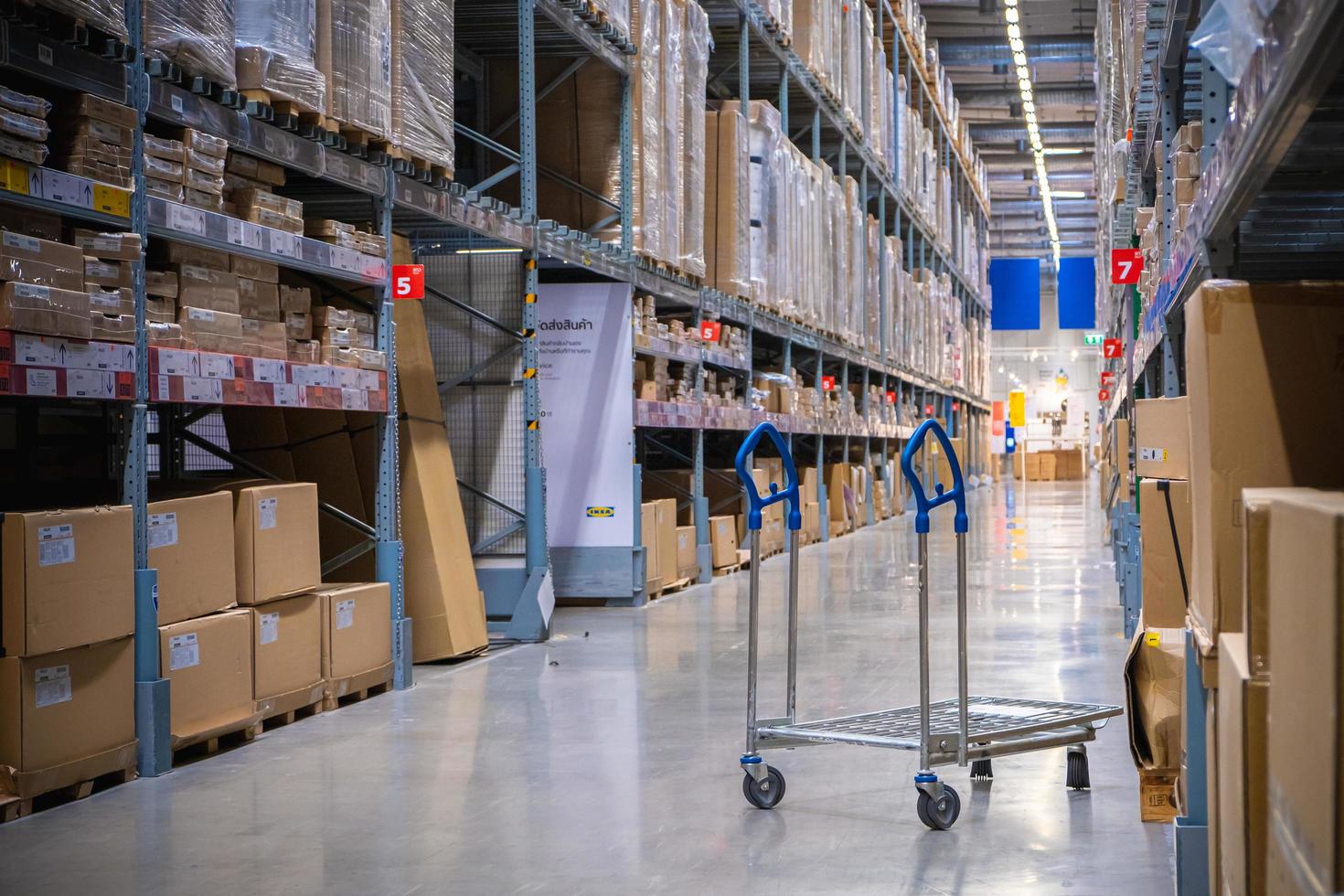 ein Wagen im Lagergang in einem Ikea-Laden foto