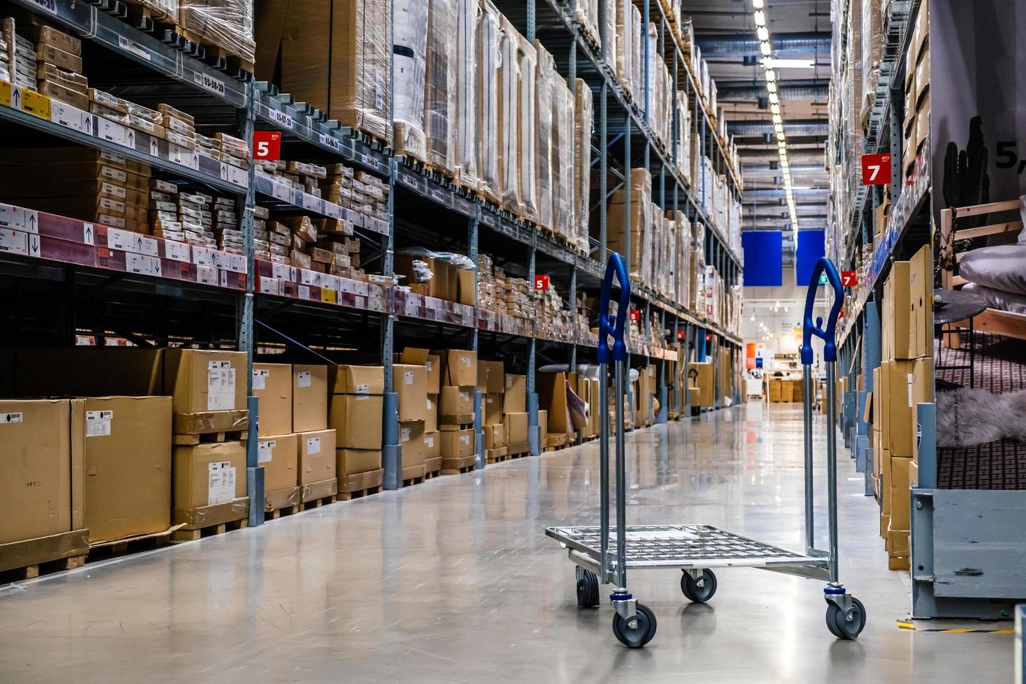 ein Wagen im Lagergang in einem Ikea-Laden foto