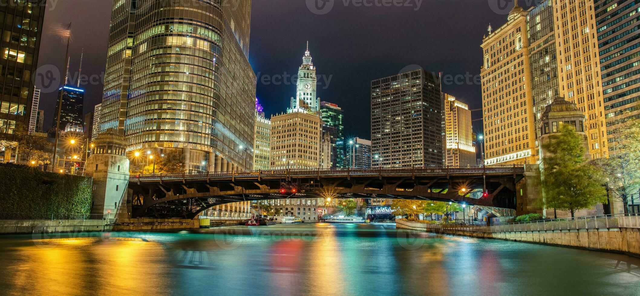 Reflexionen von Chicago Fluss Kanal beim Nacht mit Umgebung Wolkenkratzer foto