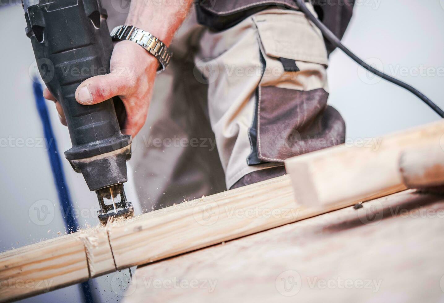 hin- und herbewegen sah Holz Schnitt foto