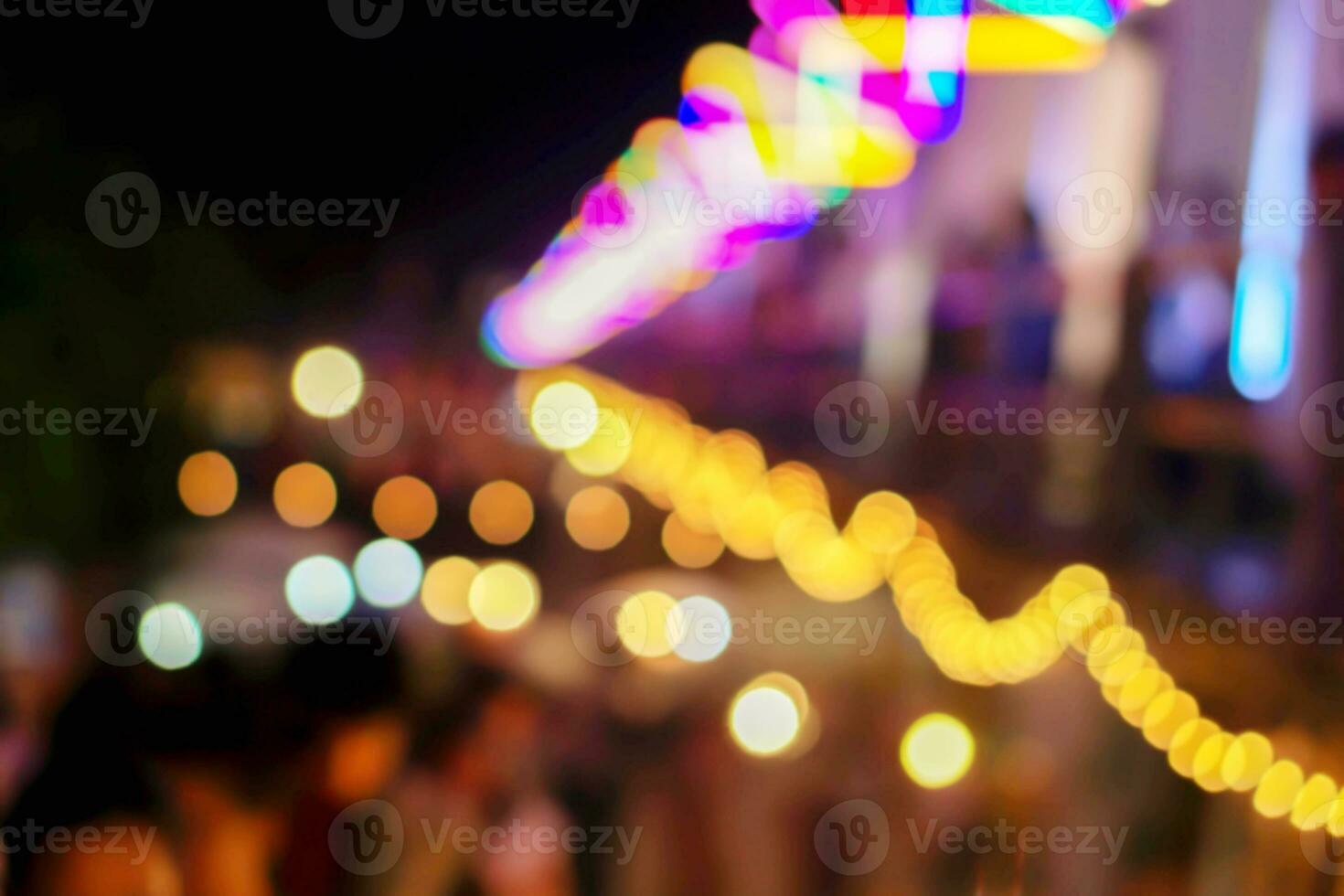 verschwommen und Bokeh von Festival und Essen Stände Refektion Beleuchtung im Nacht Zeit. foto