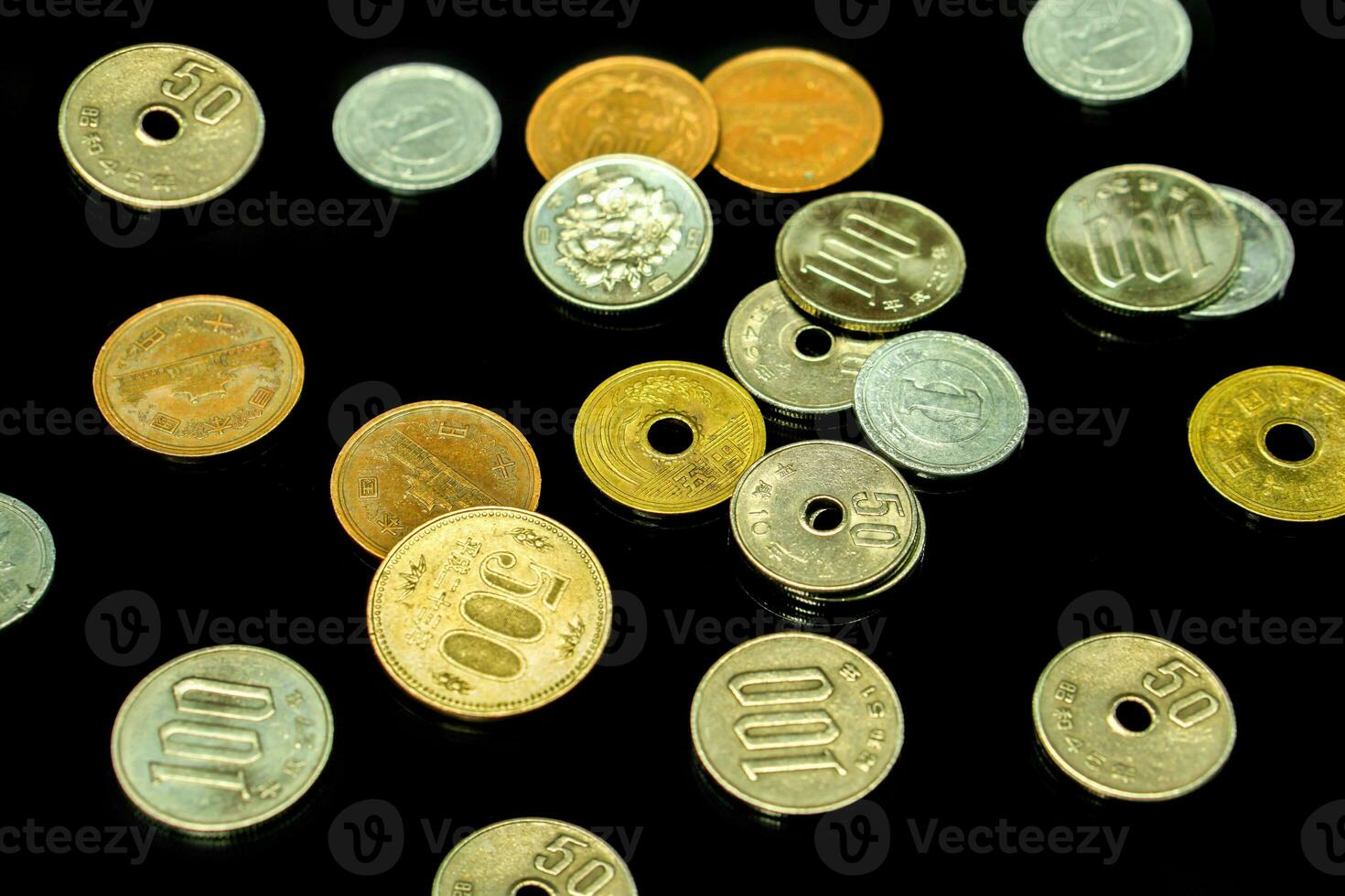 oben Aussicht und Nahansicht von Japan Währung Münzen isolieren auf schwarz Hintergrund. foto
