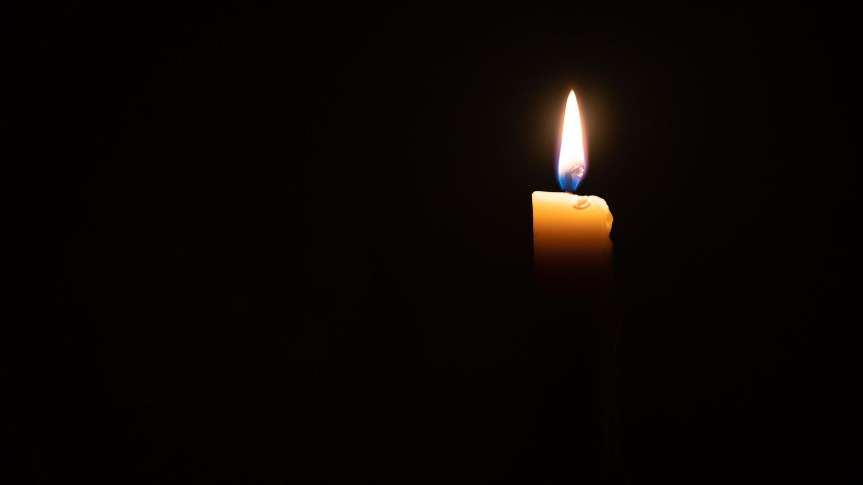 Nahaufnahme Kerzenlicht im dunklen Makrofotografie-Texturhintergrund foto