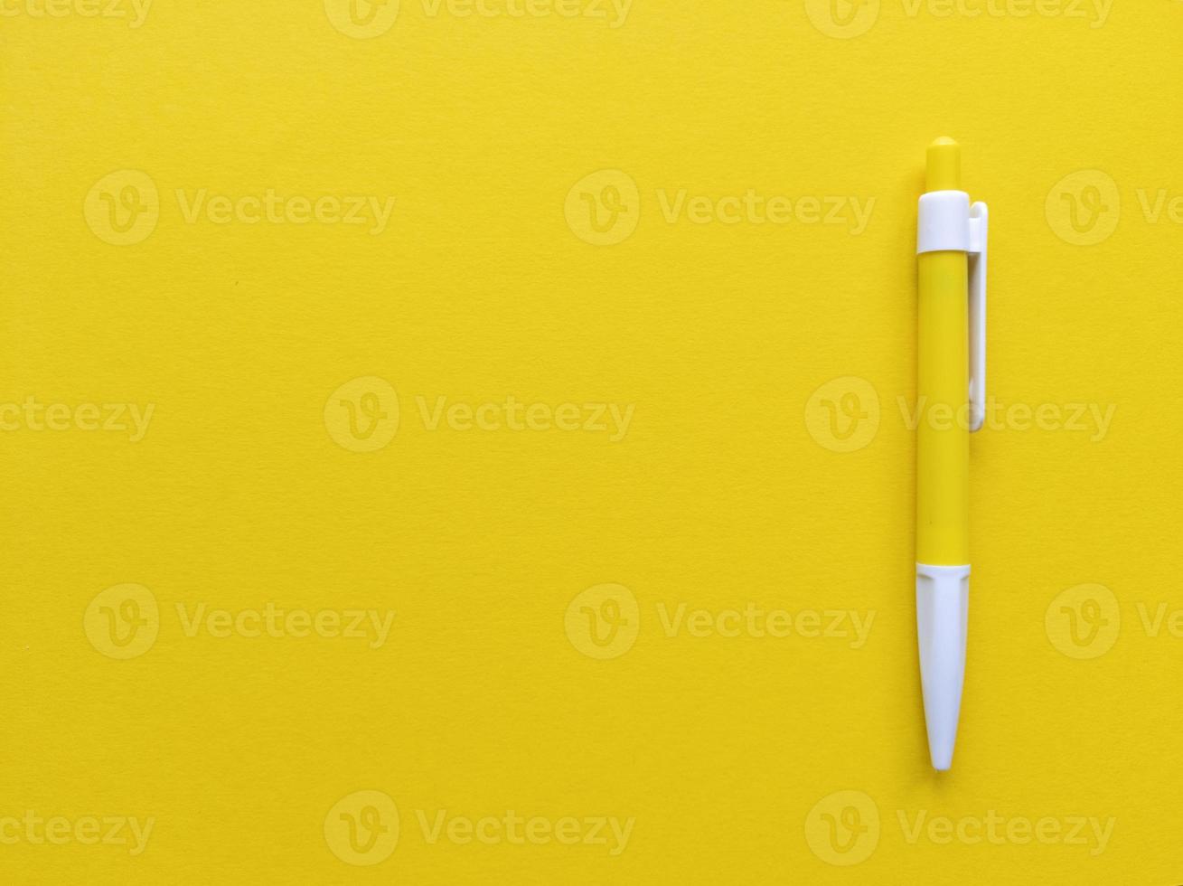 gelber und weißer Stift auf minimalistischem flachem gelbem Hintergrund lag mit Kopierraum stock photo foto