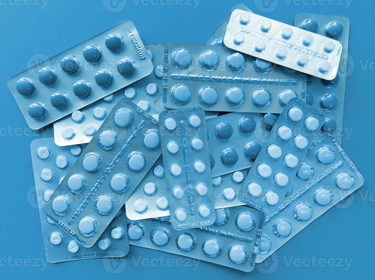 ein Bündel von Pillen in Blasen medizinisches Konzept blaues monochromes Foto auf Lager