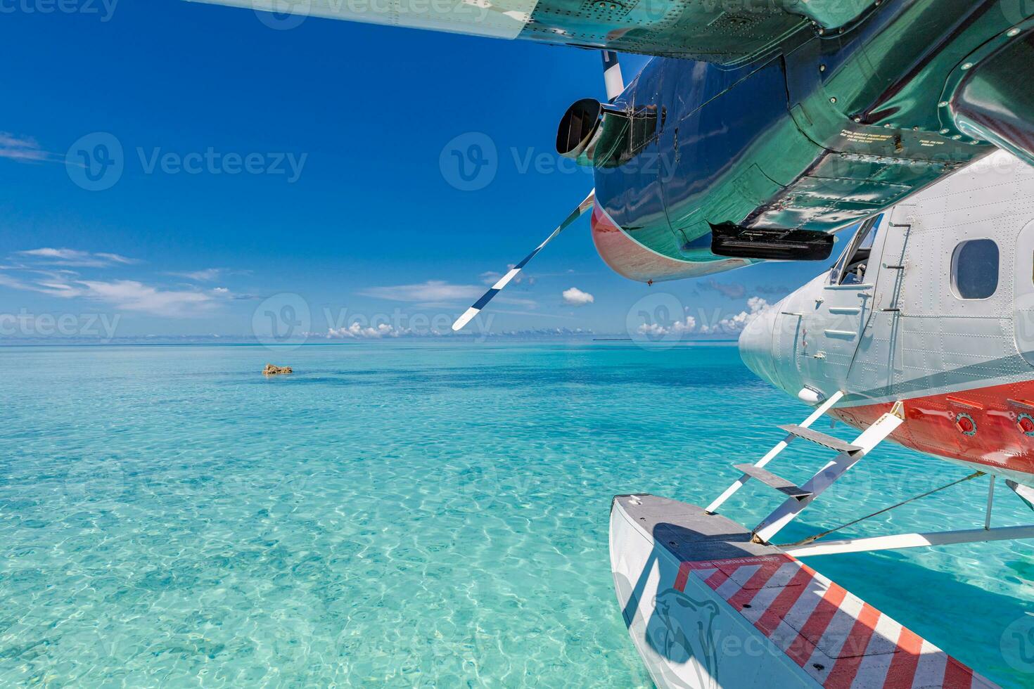 trans Malediven Atemwege Zwilling Otter Wasserflugzeuge beim männlich Flughafen. exotisch Szene mit trans Malediven Atemwege Wasserflugzeug auf Malediven Meer Landung. Ferien oder Urlaub im Malediven Sommer- Ferien foto