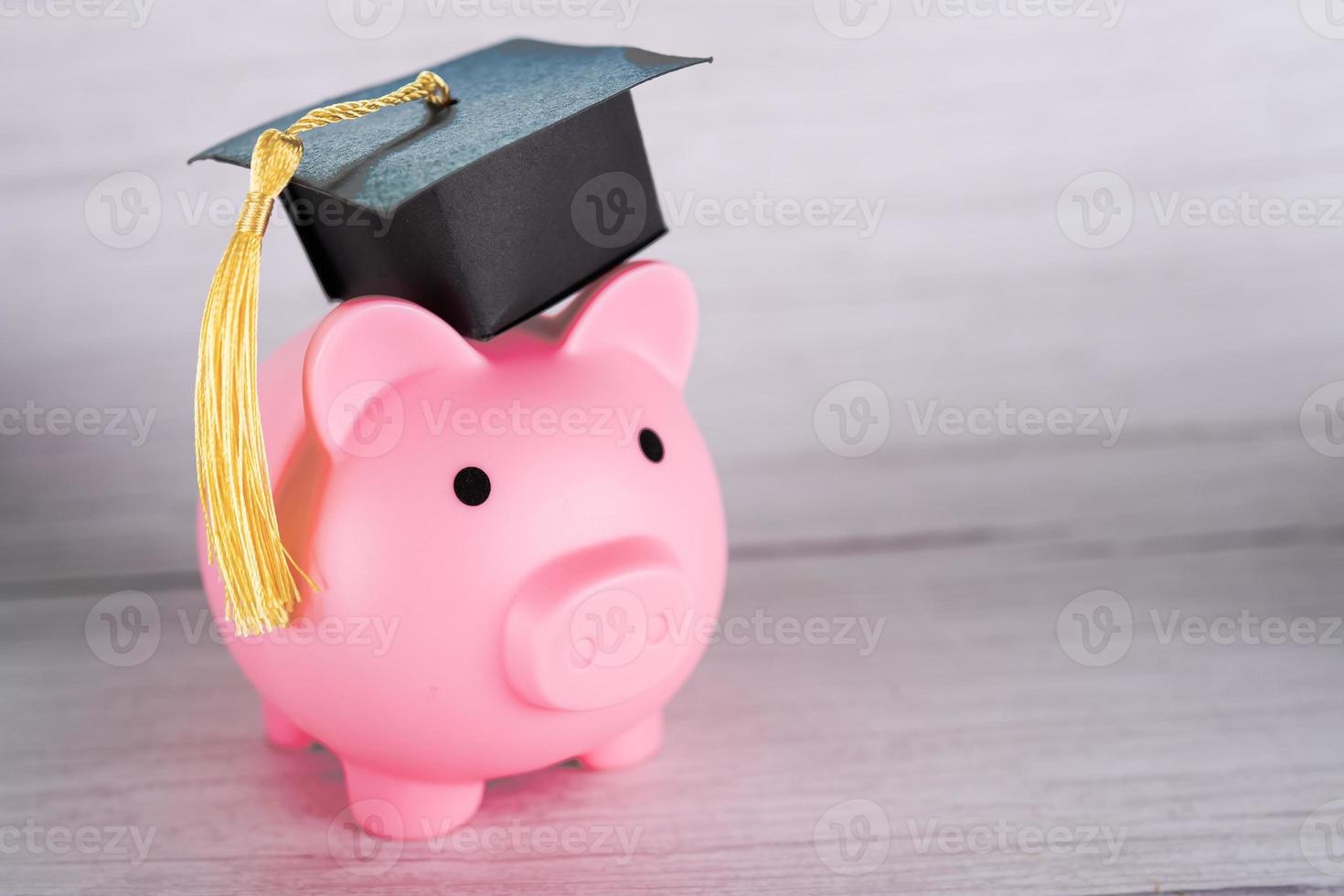 Sparschwein mit Abschlusskappe Business Finance Bildung Geld sparen Stipendienkonzept foto