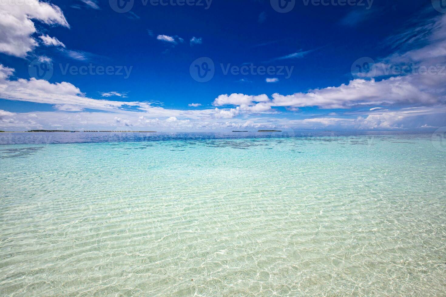 schön Horizont und Himmel, Küste von tropisch Insel, Seelandschaft und draussen sonnig Ferien oder Urlaub Natur Aussicht foto