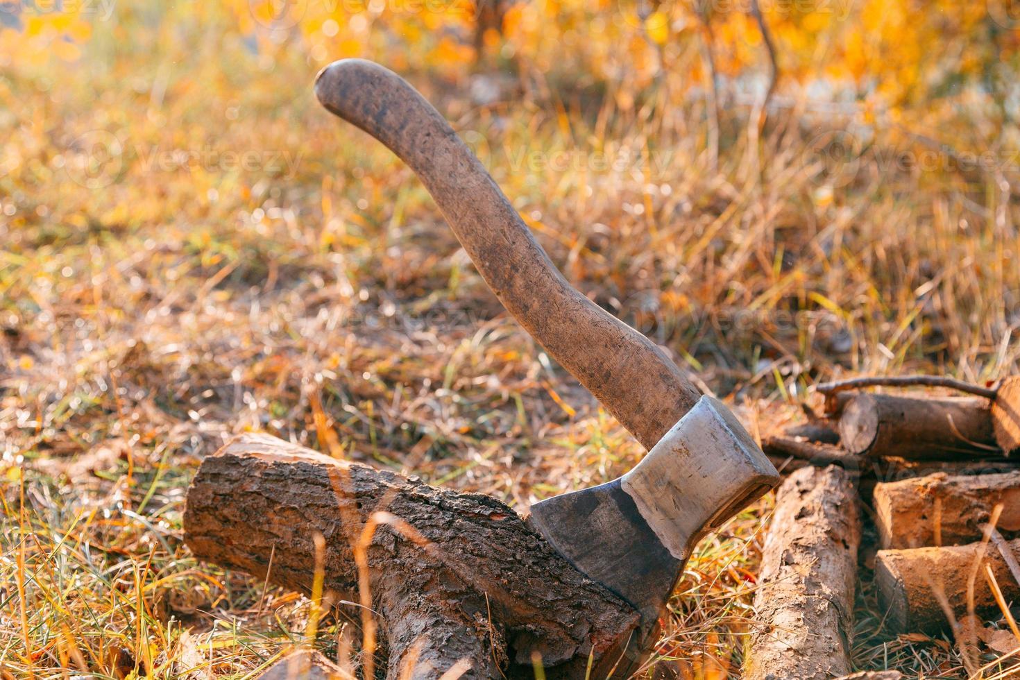 Brennholz und Axt aus Holz foto