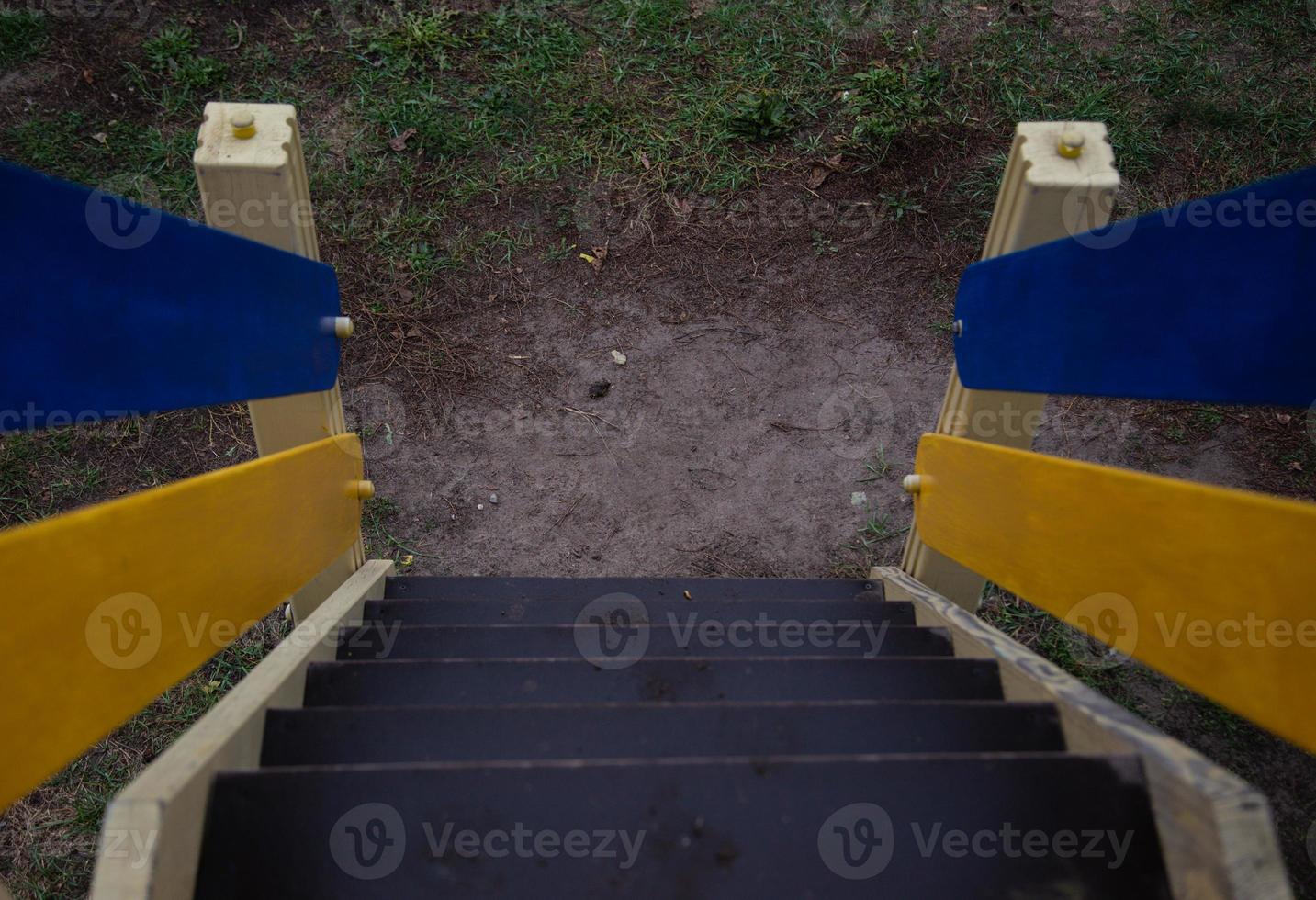 Kinderspielplatztreppe mit blauen und gelben Seiten foto