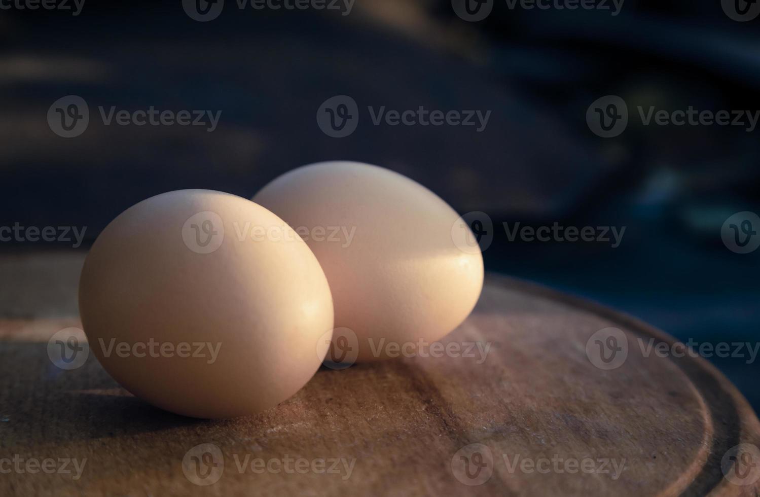 Zwei Eier lagen auf dem Holztisch foto
