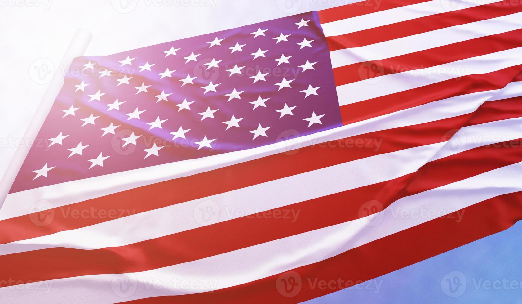 amerikanische Flagge auf dem blauen Himmel foto