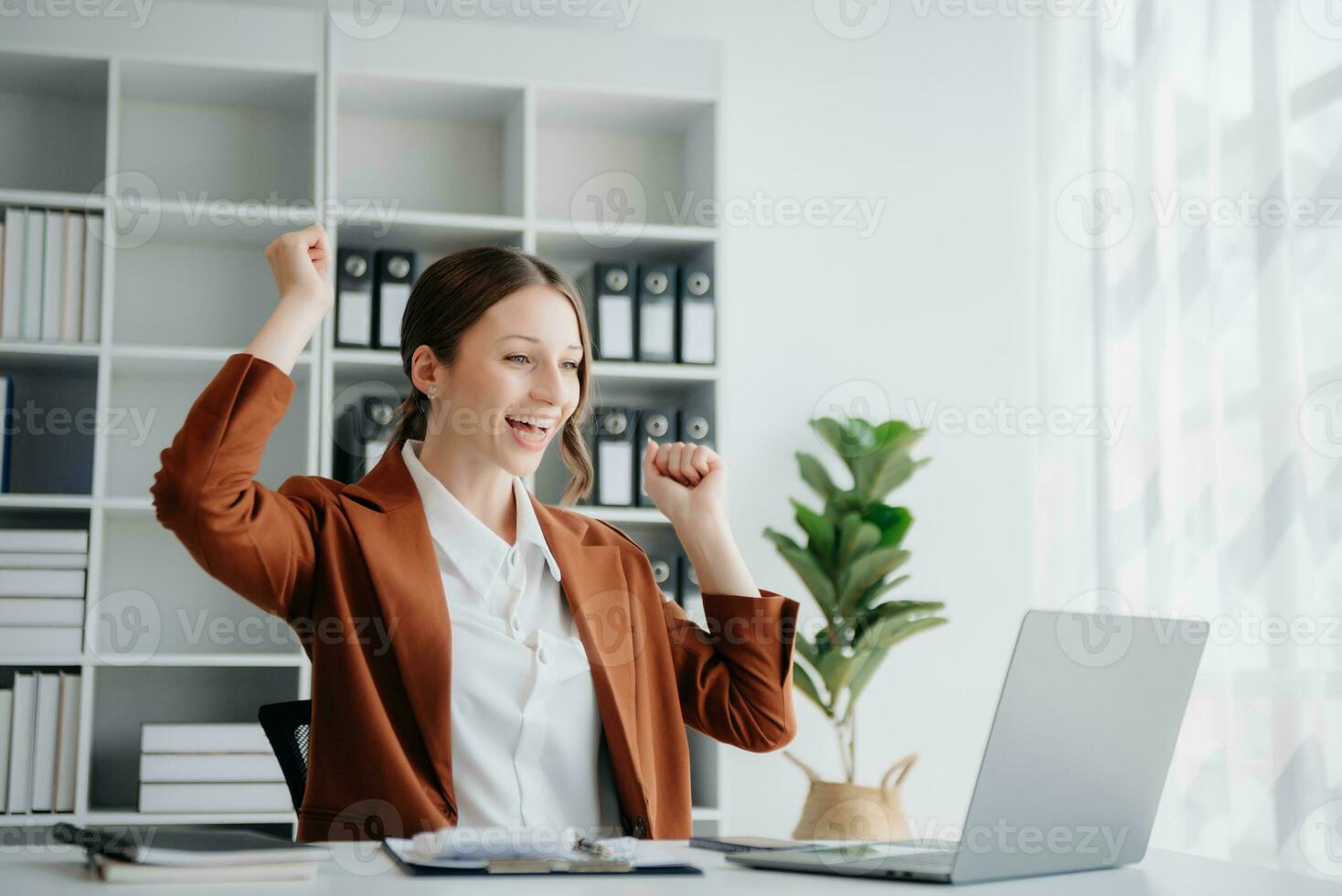 Geschäft Frau sind Erfreut und glücklich mit das Arbeit Sie tun auf ihr Tablette, Laptop und nehmen Anmerkungen foto