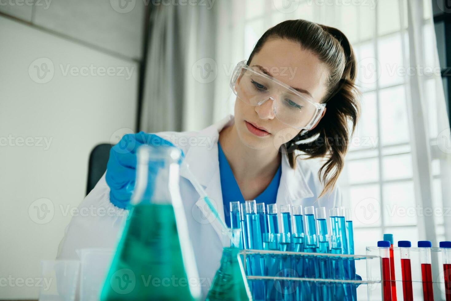 modern medizinisch Forschung Labor. weiblich Wissenschaftler Arbeiten mit Mikro Pipetten Analysieren biochemisch Proben, fortgeschritten Wissenschaft chemisch Labor zum Medizin. foto