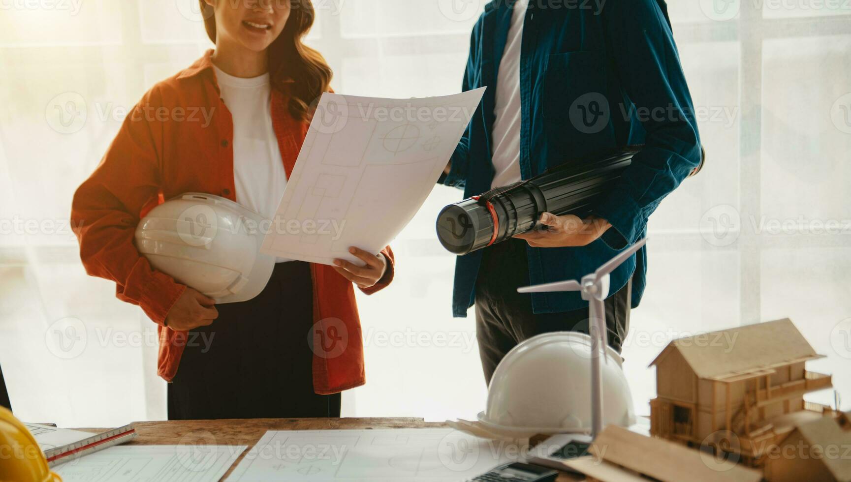 Geschäft Menschen haben Beratung Über Wind Energie beim Unternehmen Büro. Asien Industrie Fachmann Team. foto