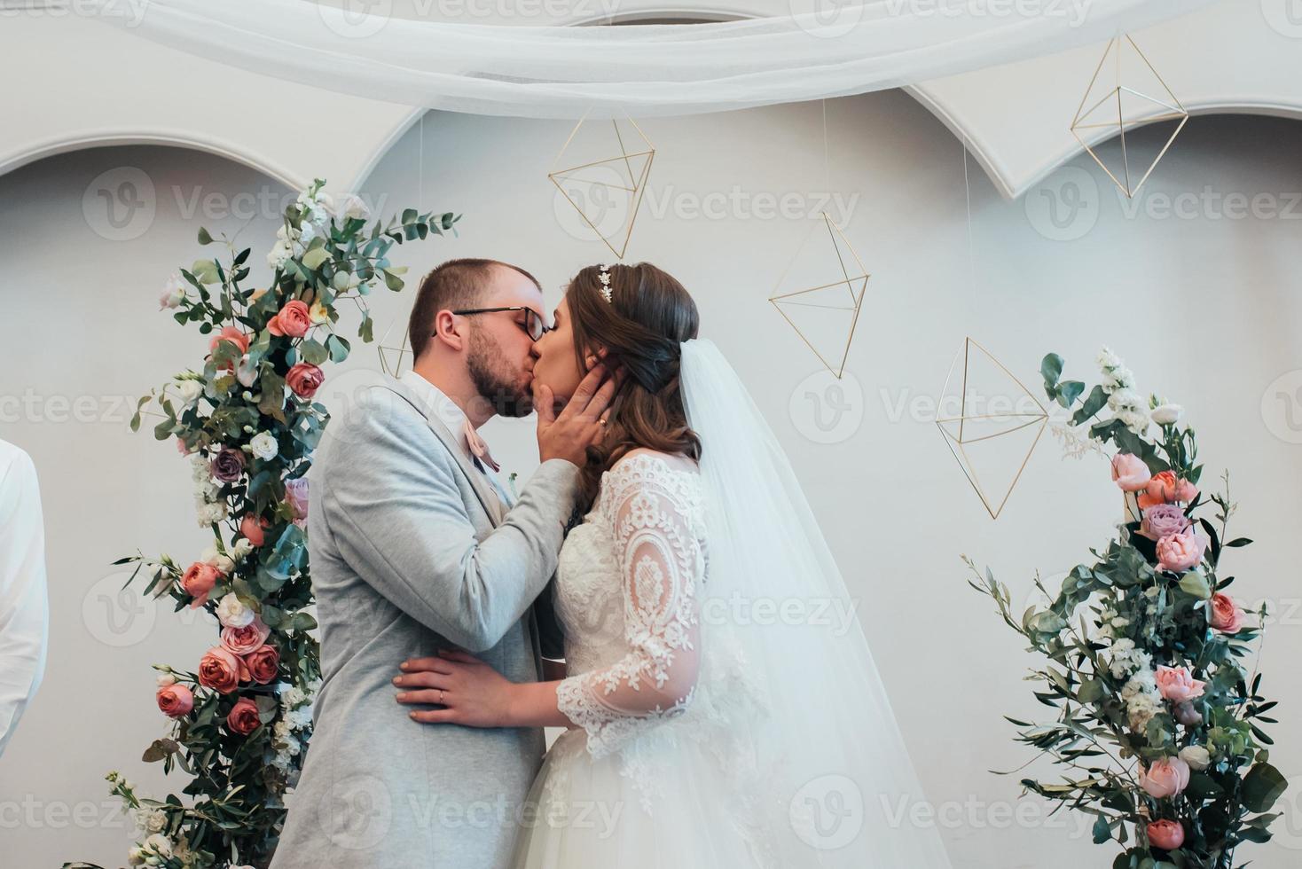 Hochzeitsfotografie küssen Braut und Bräutigam an verschiedenen Orten foto