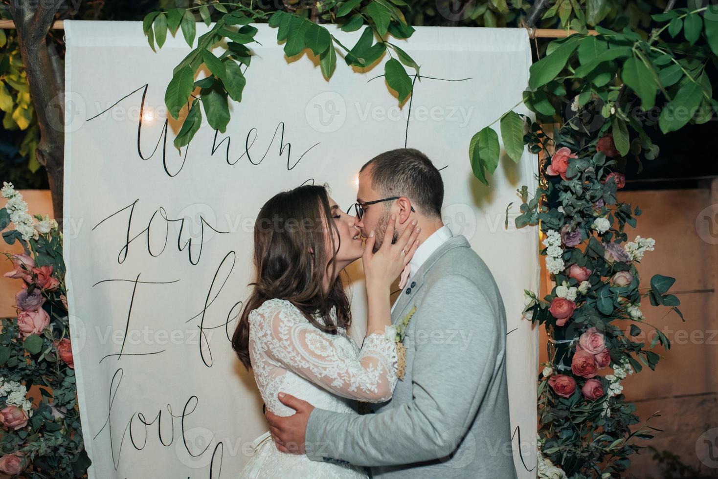 Hochzeitsfotografie küssen Braut und Bräutigam an verschiedenen Orten foto