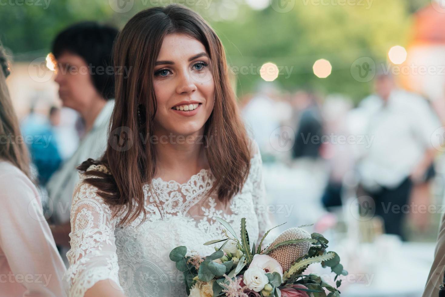 Hochzeitsfotografie in rustikalen Stil Emotionen der Braut auf der Natur auf den Felsen foto