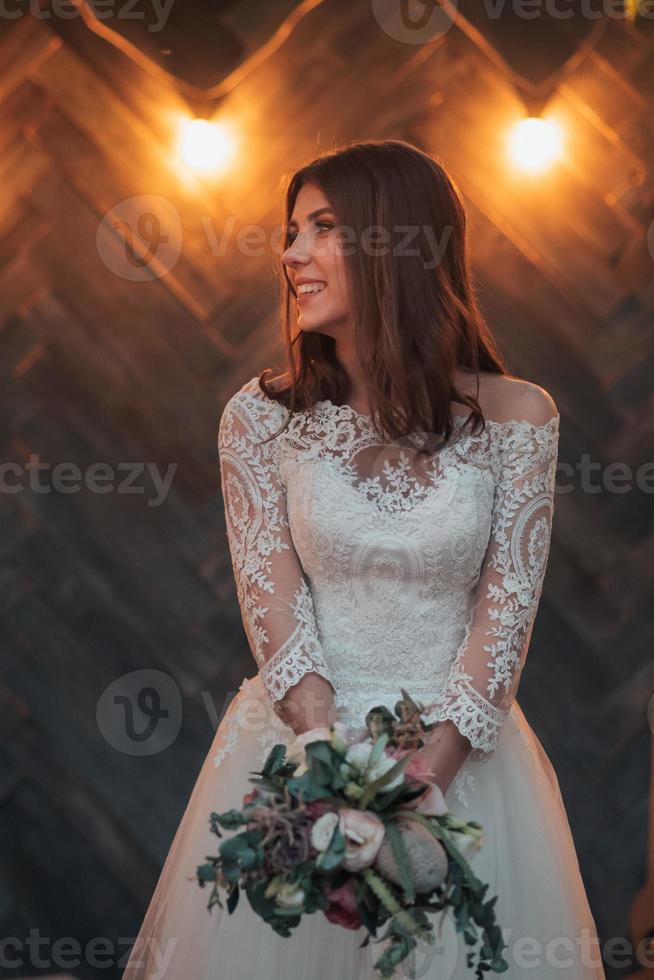 Hochzeitsfotografie in rustikalen Stil Emotionen der Braut auf der Natur auf den Felsen foto