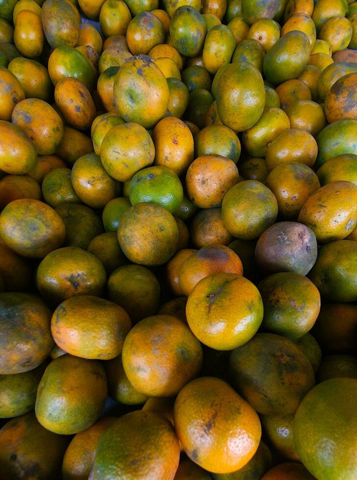 Haufen von indonesisch lokal Orangen beim ein Jakarta traditionell Markt foto