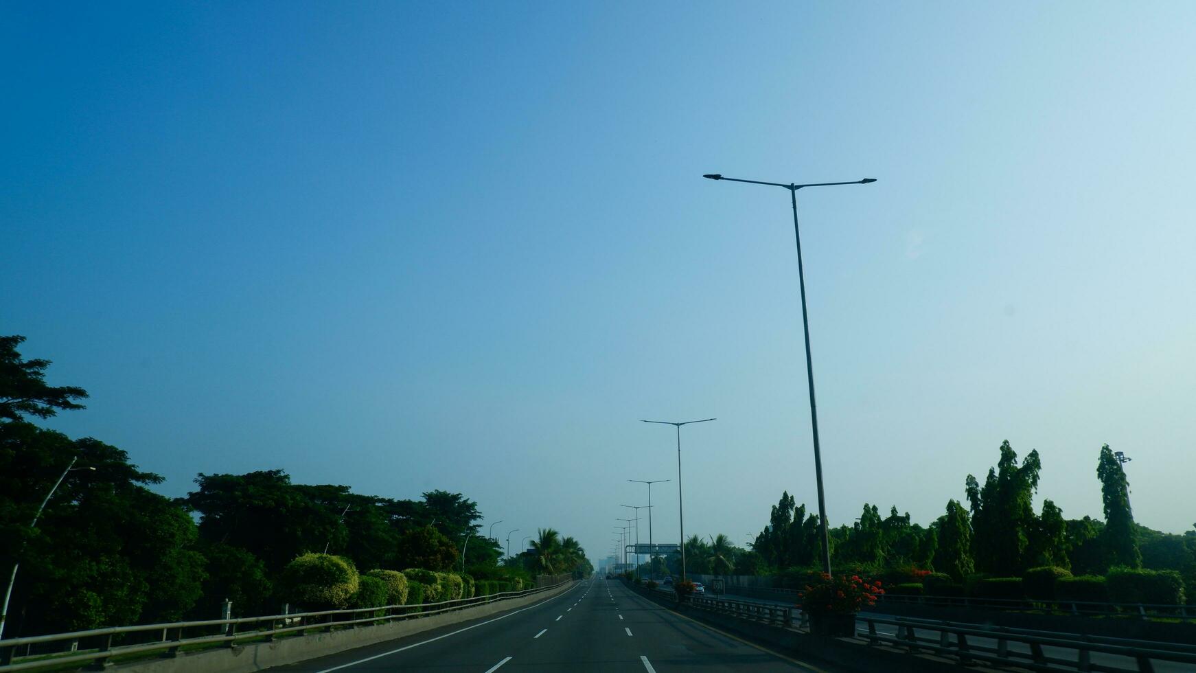 ein leeren Jakarta innere Ring Maut Straße ist ungewöhnlich weil das Stadt ist normalerweise verstopft. foto