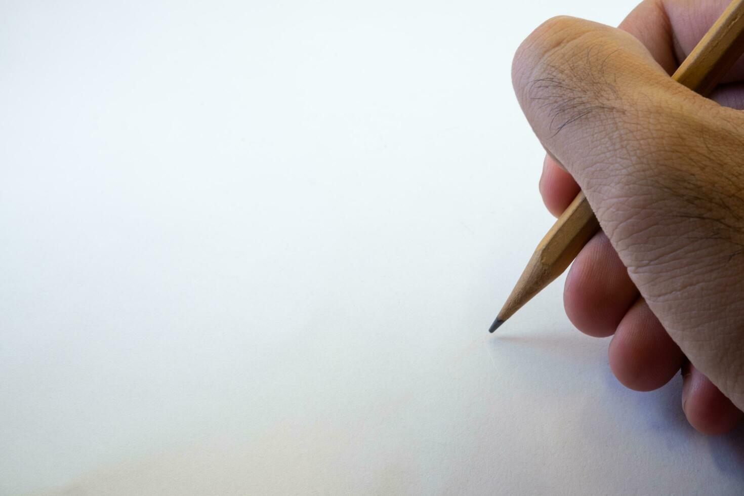 isoliert Hand halten ein Bleistift auf Weiß foto