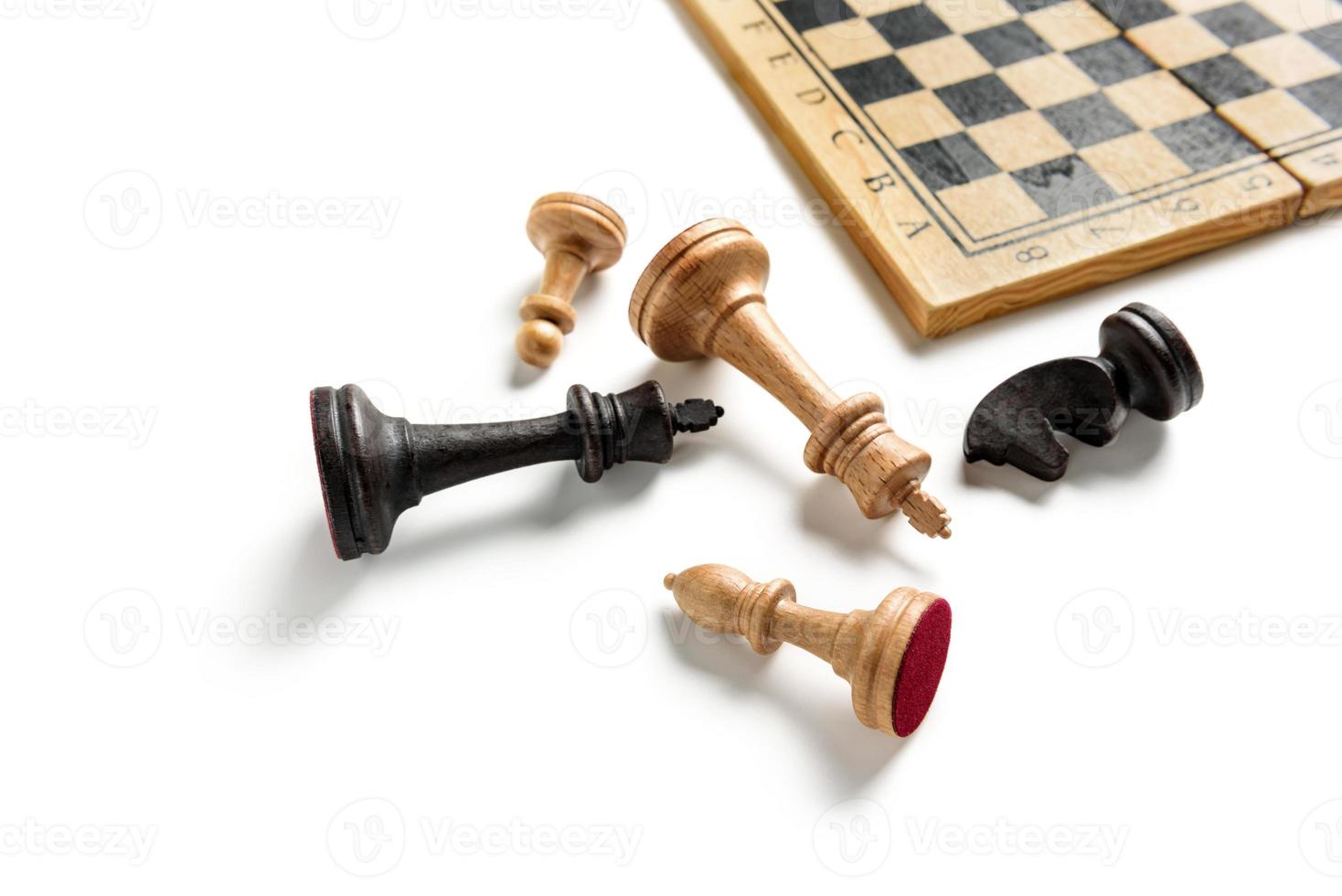 Schachfiguren schließen auf einem weißen Hintergrund mit Kopierraum foto