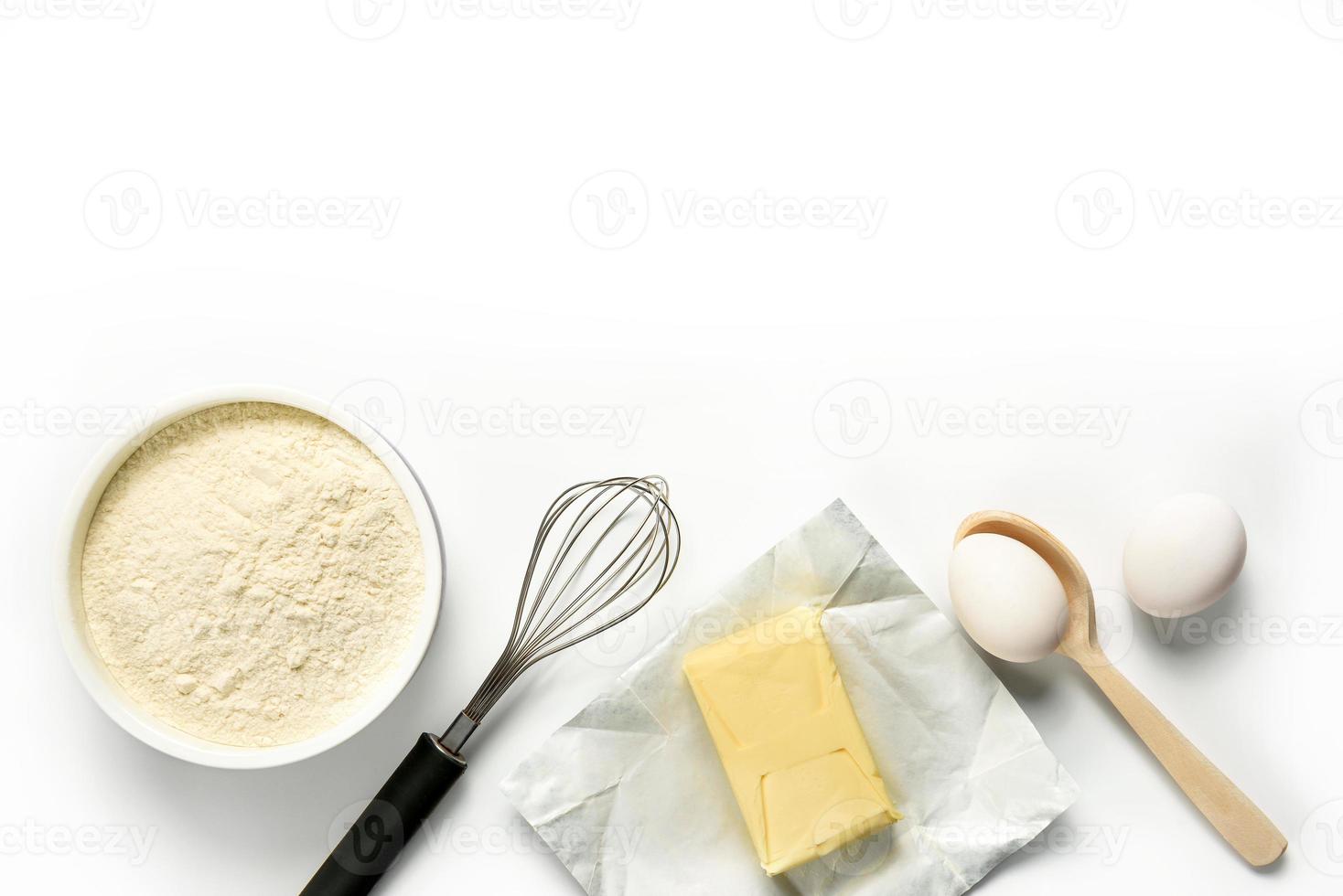 Mehl Eier Butter Schneebesen Löffel lokalisiert auf weißem Hintergrund foto