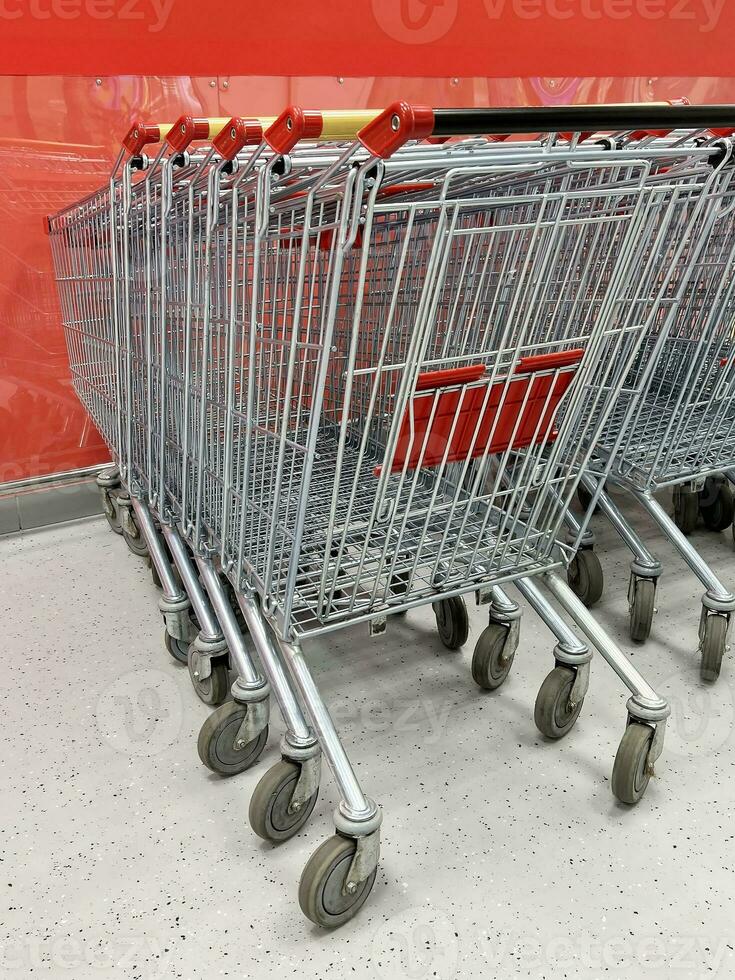 Supermarkt Einkaufen Trolleys. Einkaufen Karren auf Räder. foto