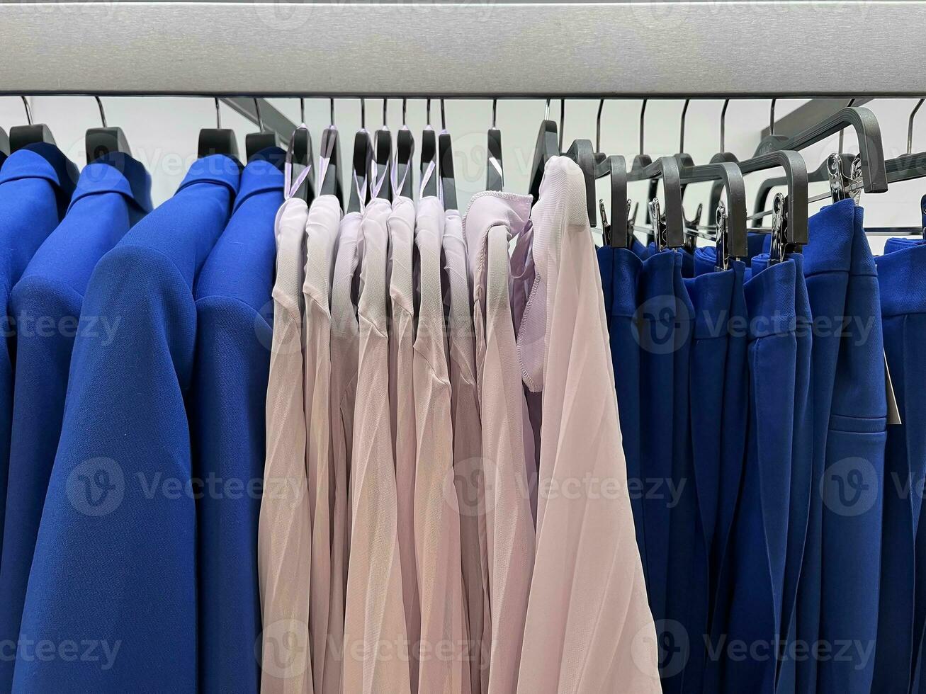 Kleider hängen auf ein Aufhänger. Stil und Kleiderschrank zum Frauen. Einkaufen Center und Einkaufen. foto