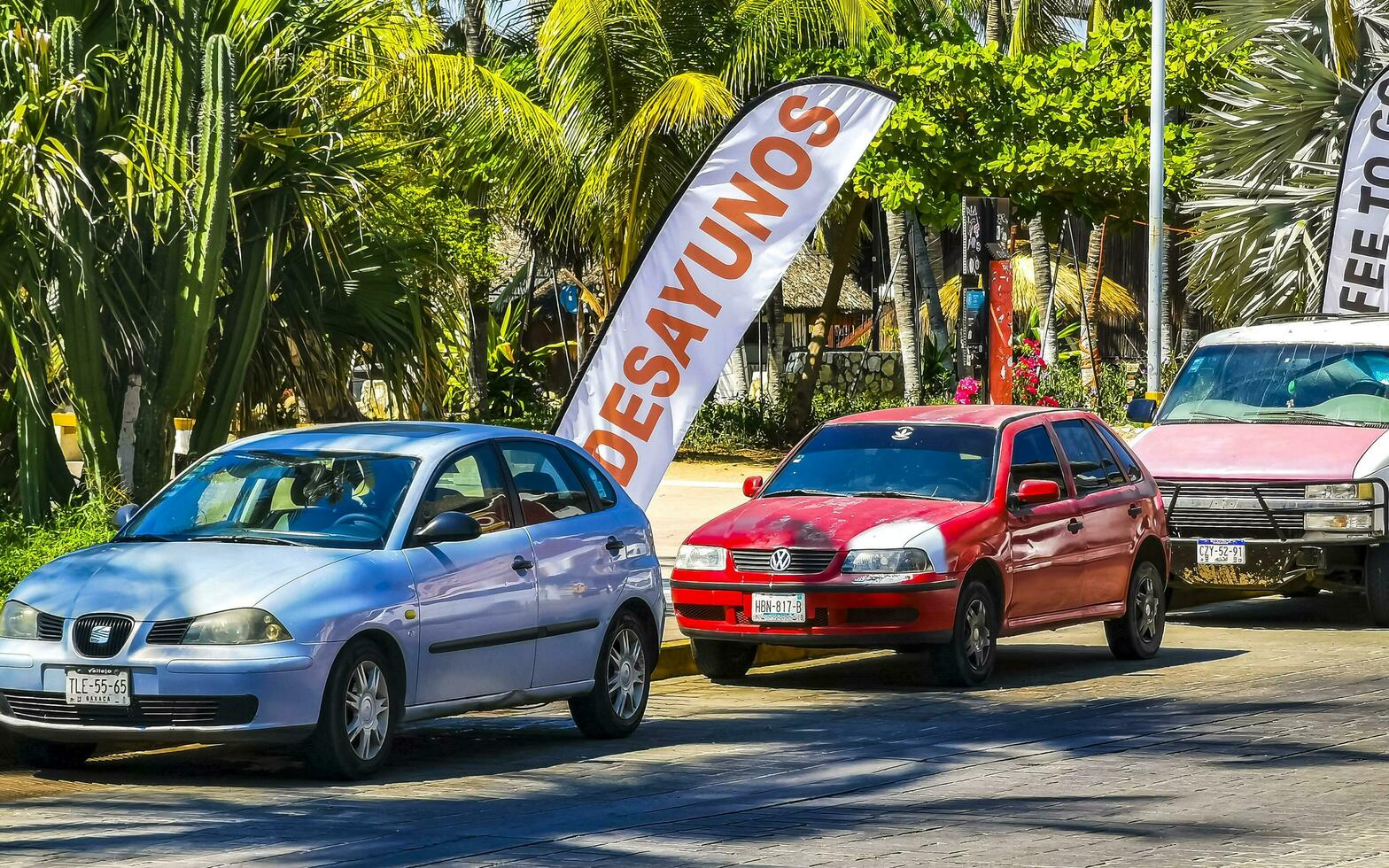 puerto escondido Oaxaca Mexiko 2023 typisch schön bunt Tourist Straße Bürgersteig Stadt puerto escondido Mexiko. foto