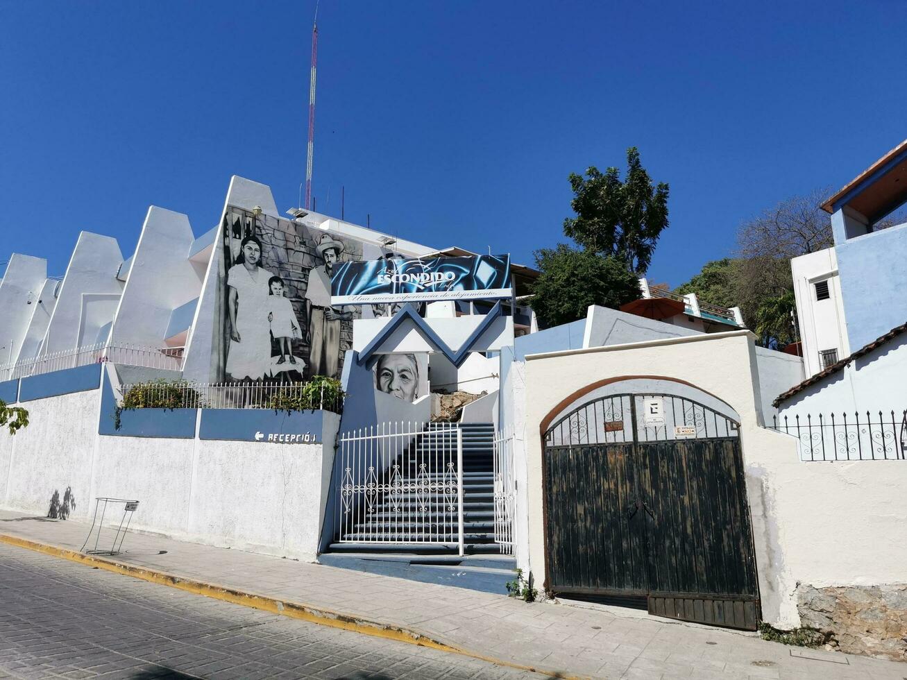 puerto escondido Oaxaca Mexiko 2023 typisch schön bunt Tourist Straße Bürgersteig Stadt puerto escondido Mexiko. foto