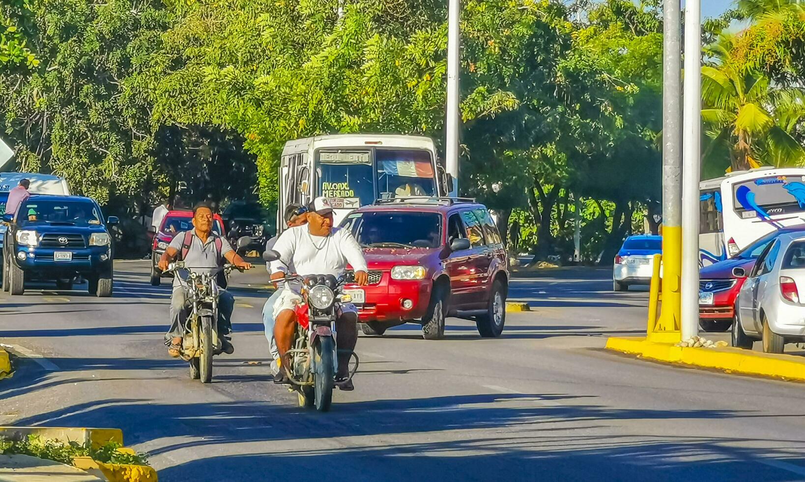 puerto escondido Oaxaca Mexiko 2023 typisch schön bunt Tourist Straße Bürgersteig Stadt puerto escondido Mexiko. foto