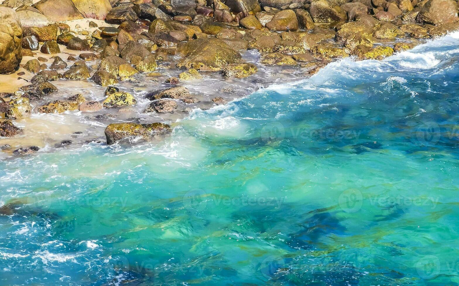 Surfer Wellen Türkis Blau Wasser Felsen Klippen Felsbrocken puerto escondido. foto