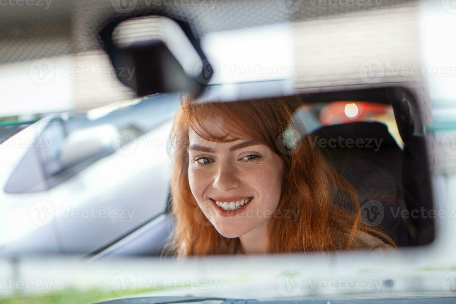 Frau Aussicht Spiegel von ihr Wagen. glücklich jung Frau Treiber suchen einstellen Rückseite Aussicht Auto Spiegel, Herstellung sicher Linie ist kostenlos Sichtweite ist gut foto