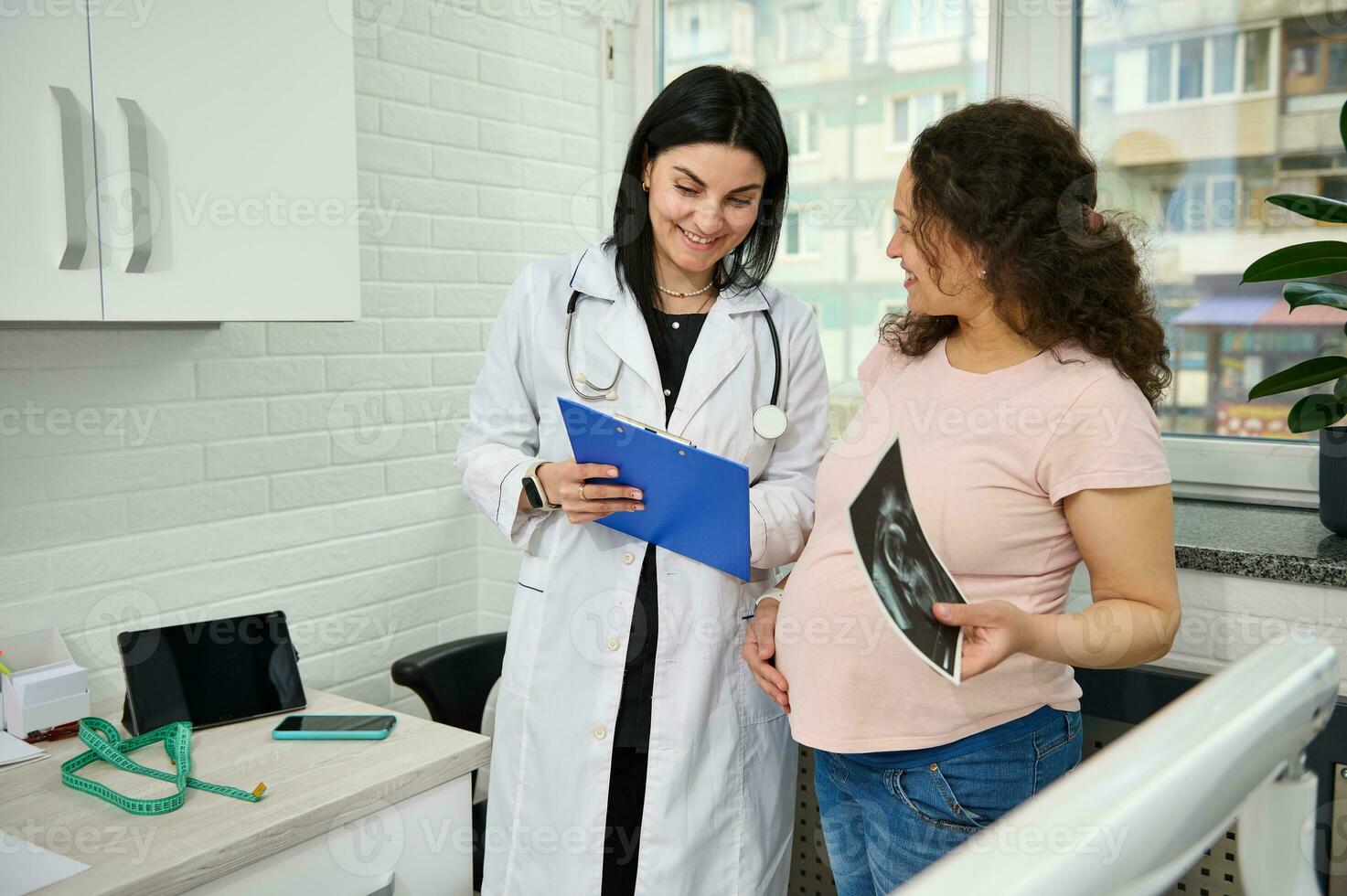 lächelnd schwanger Frau Besuch Arzt Gynäkologe Geburtshelfer im gynäkologisch Klinik, während regulär medizinisch Untersuchung foto