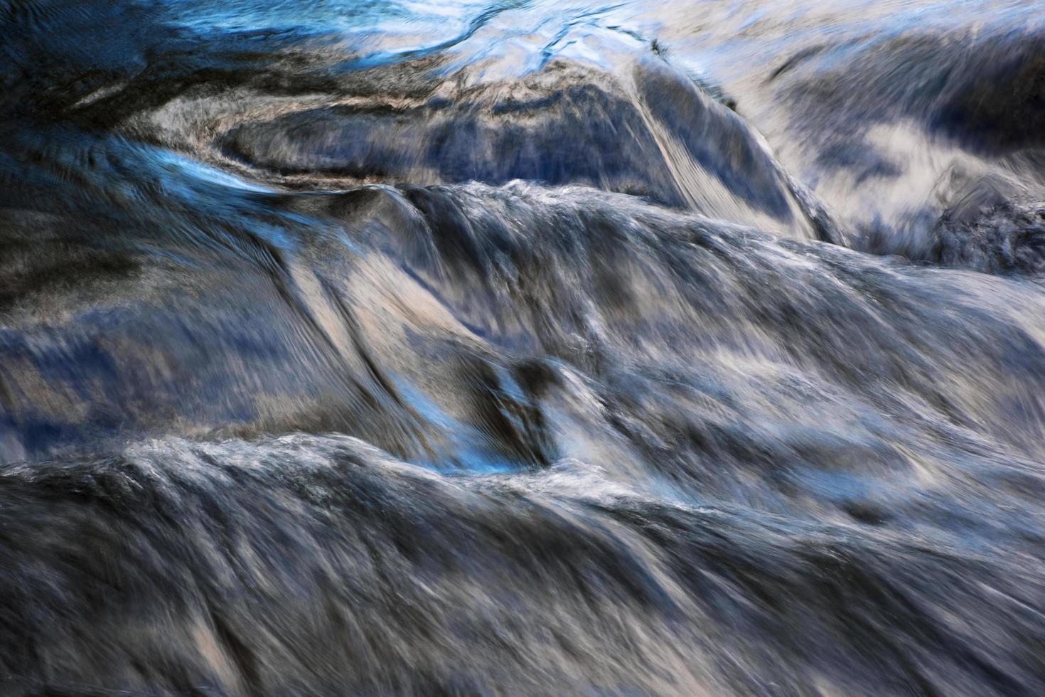 blaue Reflexion des Himmels auf einem fließenden Fluss foto