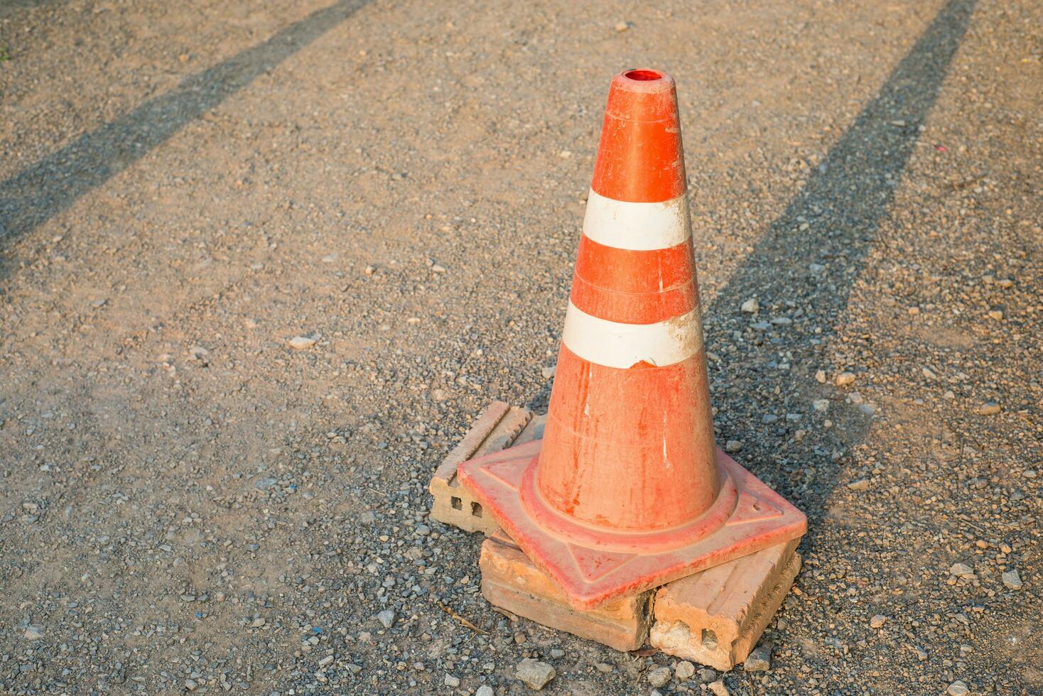 das alt der Verkehr Kegel auf das Straße foto