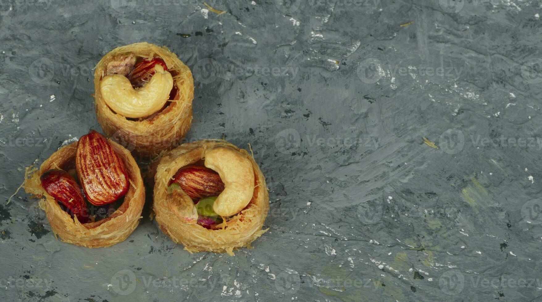 Vögel Nest Baklava mit Pistazien, Cashewnüsse und Mandeln, Arabisch, Türkisch Süßigkeiten zum Ramadan und eid. foto