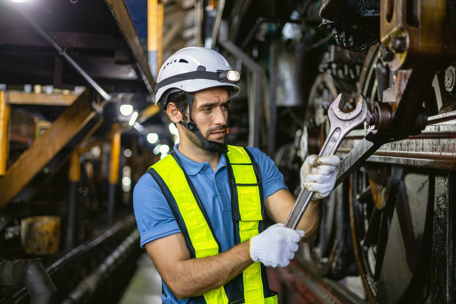 Arbeiter Arbeiten im industriell Fabrik Verwendet ein Kreuz Schraubendreher zu prüfen das Maschine. foto