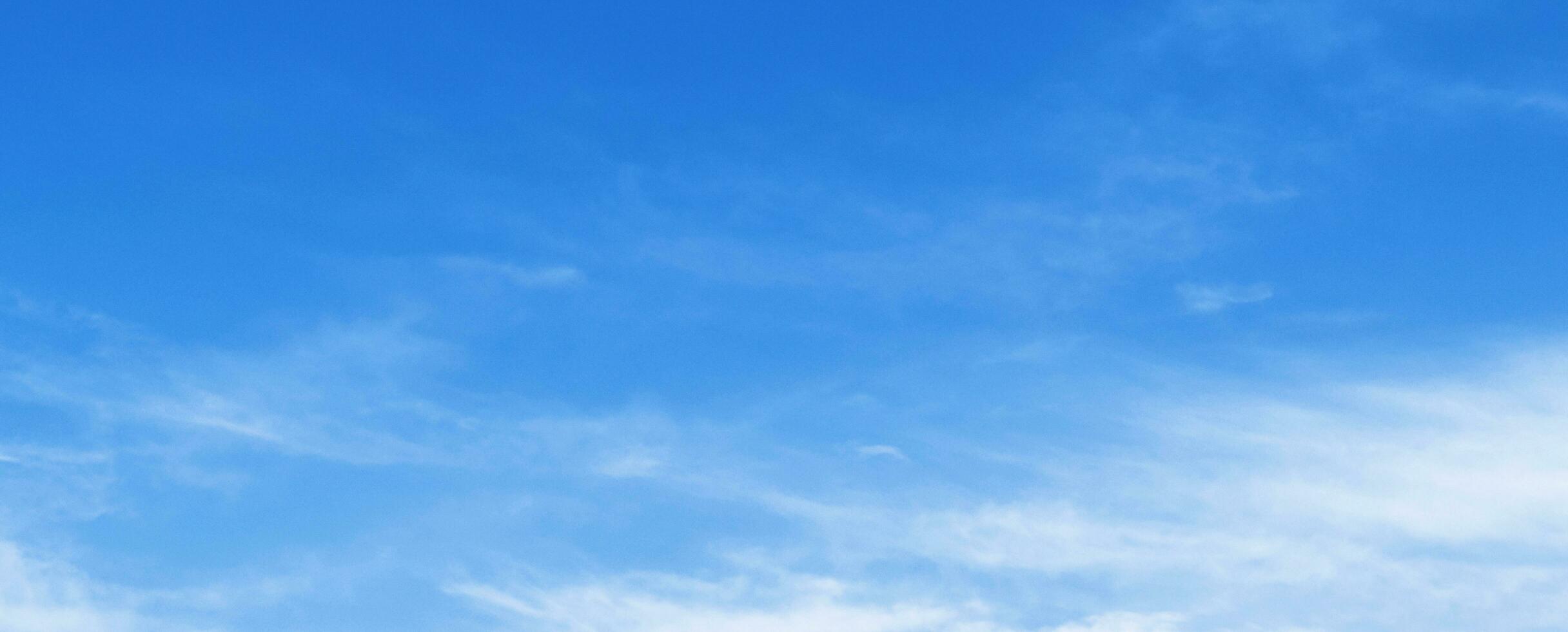 blauer Himmel mit weißem Wolkenlandschaftshintergrund foto