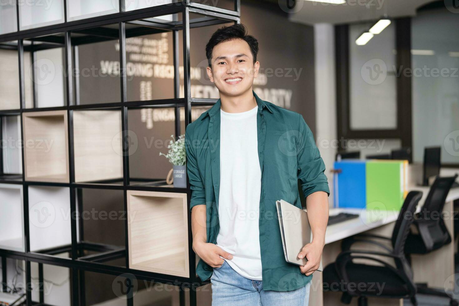 Foto von jung asiatisch Geschäftsmann Arbeiten beim Büro