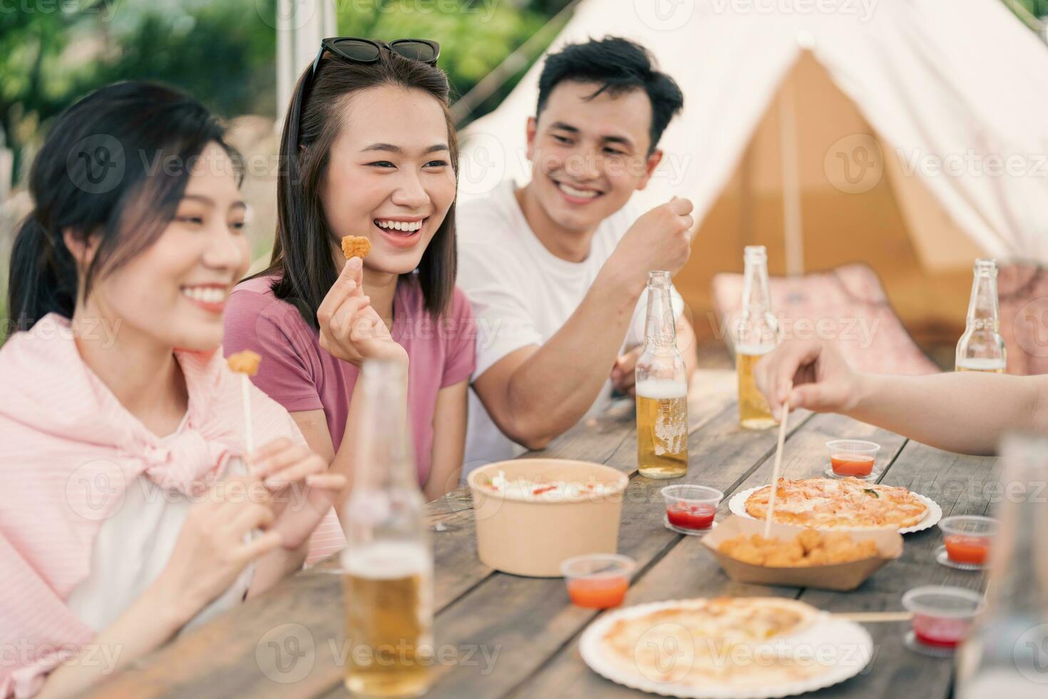 Gruppe asiatisch Menschen Picknick draußen foto